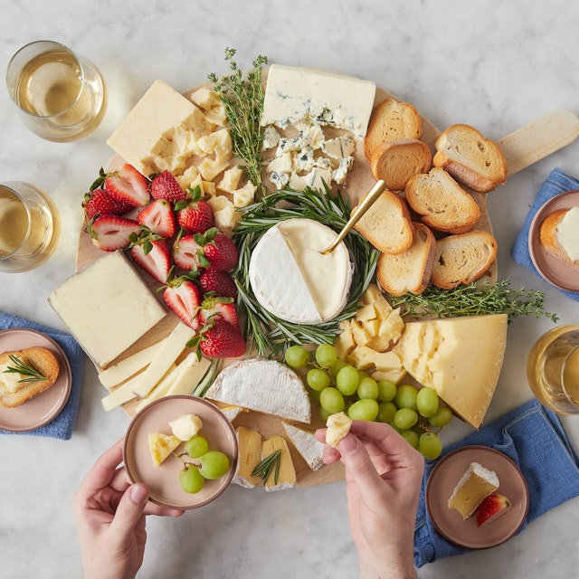 Holiday Sampler – a gift box of the most festive cheeses